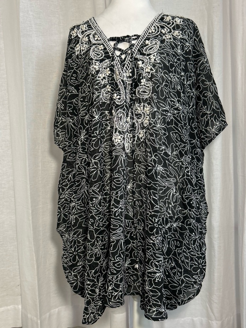 Club Z Collection | Size L | Beaded | Black & white floral print tunic top